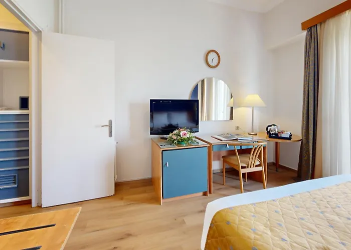 Lucy מלון Chalkís