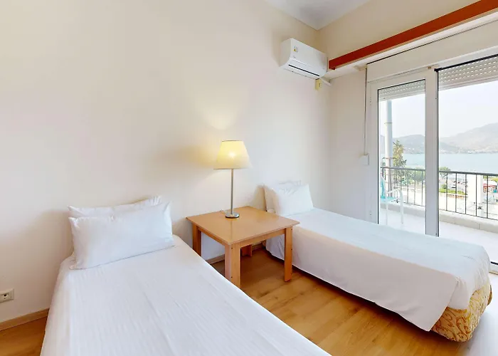 Lucy מלון Chalkís